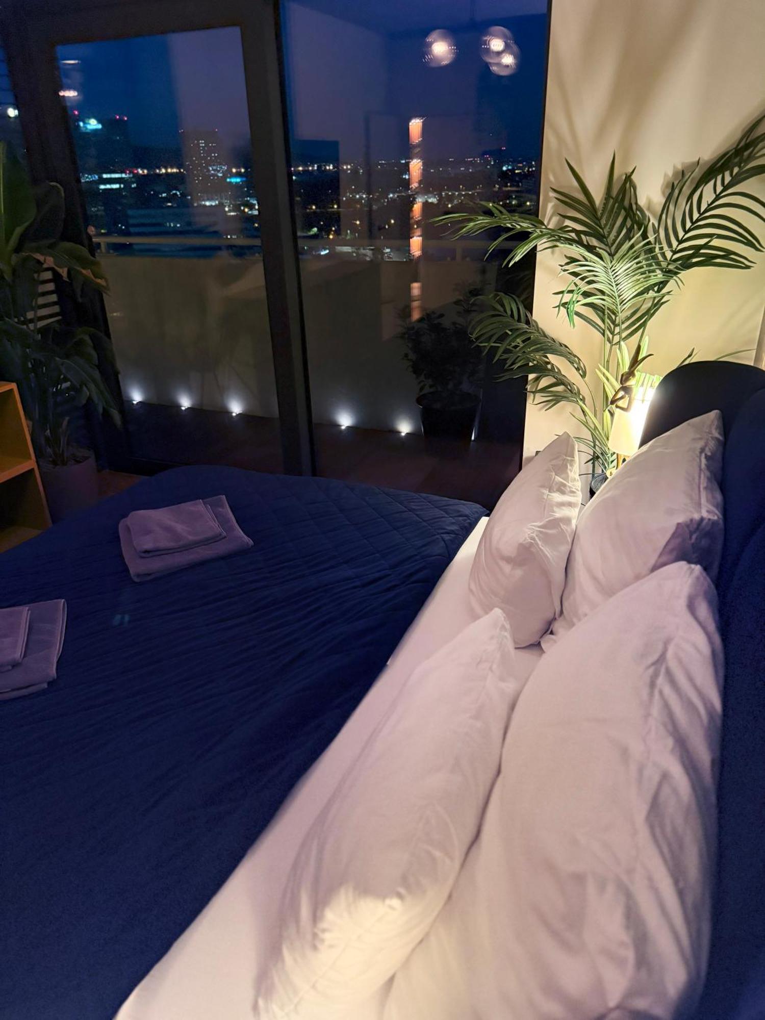 Skyline Elegance With Free Parking Apartment Bratislava Ngoại thất bức ảnh